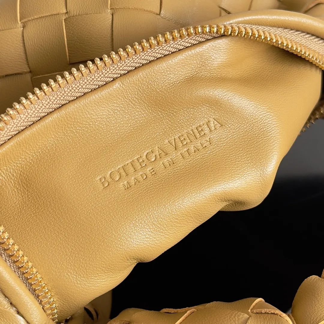 Batch 1120 Bottega veneta͙.——The latest braided and knotted hobo🔥 The top-grade lambskin leather is very soft, the bag shape is unique, practical and durable. It retains the traditional weaving elements while being a bit more flamboyant ~ Made of hand-woven sheepskin, zipper opening and closing, curved seamless structure, effortless to match. Highly recommended⚠️⚠️⚠️ The highest-end in the market🌈 Welcome to compare [Factory equipped with full package] size: 23x15x5cm.   Model: 651876
